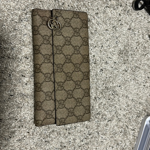 AUTHENTIC GUCCI WALLET - Picture 1 of 6